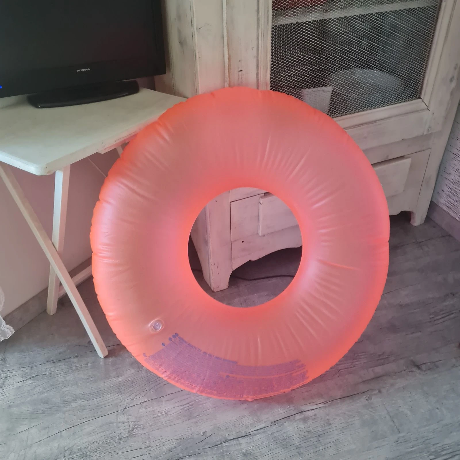 Bouée géante rose fluo 